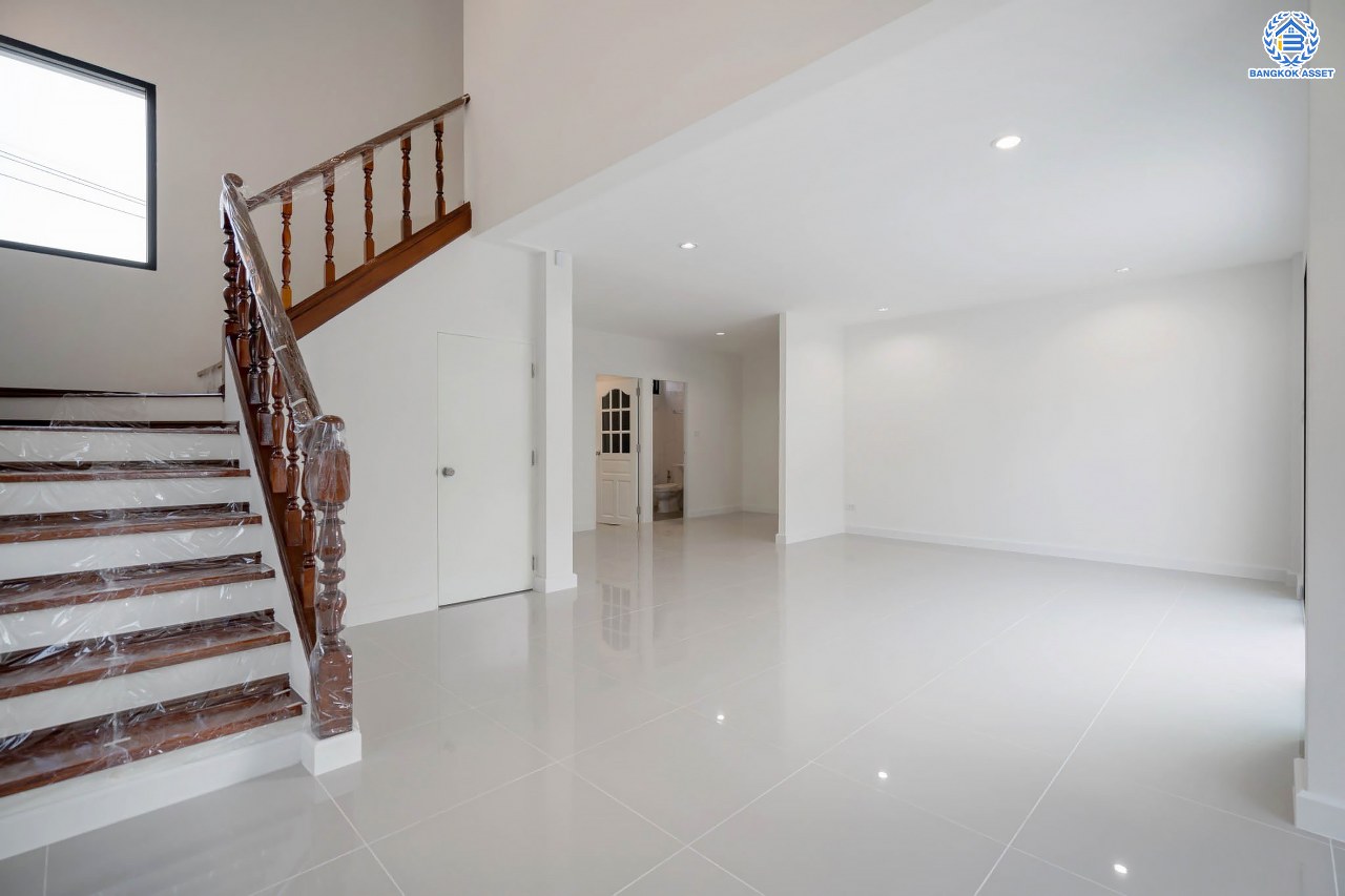 บ้านมือสองตกแต่งใหม่ โครงการ กฤษดานคร16-17 บรมราชชนนี-พุทธมณฑลสาย3 เนื้อที่ 60 ตร.ว. ฟังก์ชัน 3 ห้องนอน 3 ห้องน้ำ 1 ห้องอเนกประสงค์ จอดรถได้ 1 คัน บนทำเลศักยภาพ เชื่อมต่อเมืองอย่างรวดเร็ว ใกล้ทางคู่ขนานลอยฟ้าบรมราชชนนี ม.มหิดล และเซ็นทรัลศาลายา